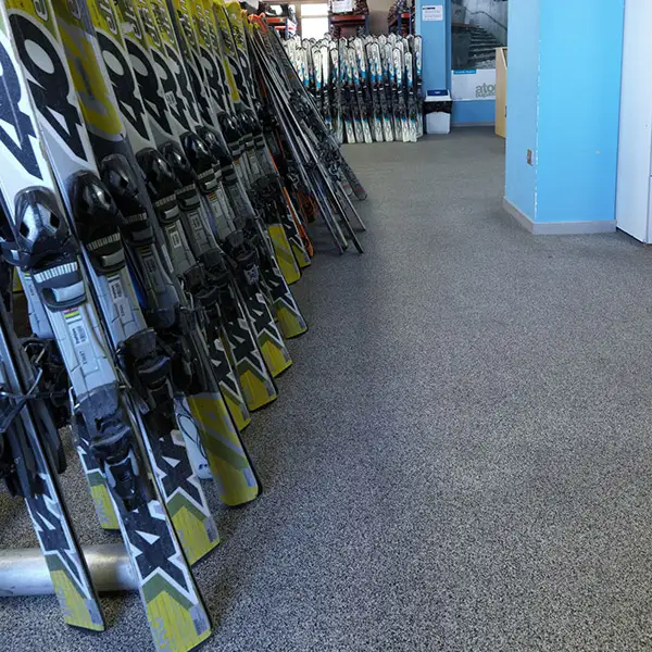 Revêtement antidérapant magasin ski DELINEIGE
